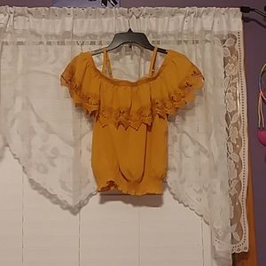 Crop tee, off the shoulder